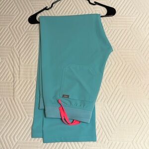 FIGS MEDIUM Livingston pants. Regular waist. Regular length. Neon Blue.